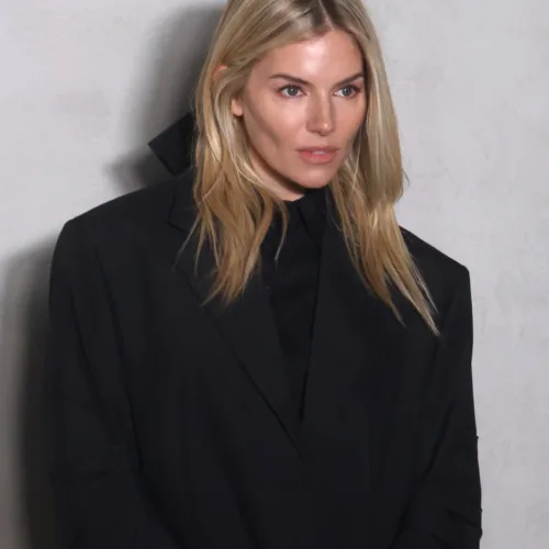 Η Sienna Miller φόρεσε το ιδανικό color trend του FW '24 για μια βροχερή μέρα