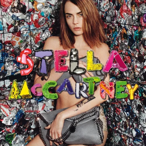 Η Cara Delevingne φωτογραφίζεται για τη νέα καμπάνια της Stella McCartney σε εργοστάσιο ανακύκλωσης