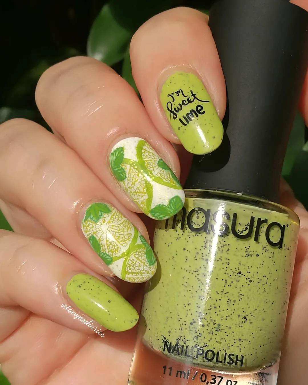 Cyber lime nail trend: Η έντονη απόχρωση στα νύχια για τολμηρές εμφανίσεις