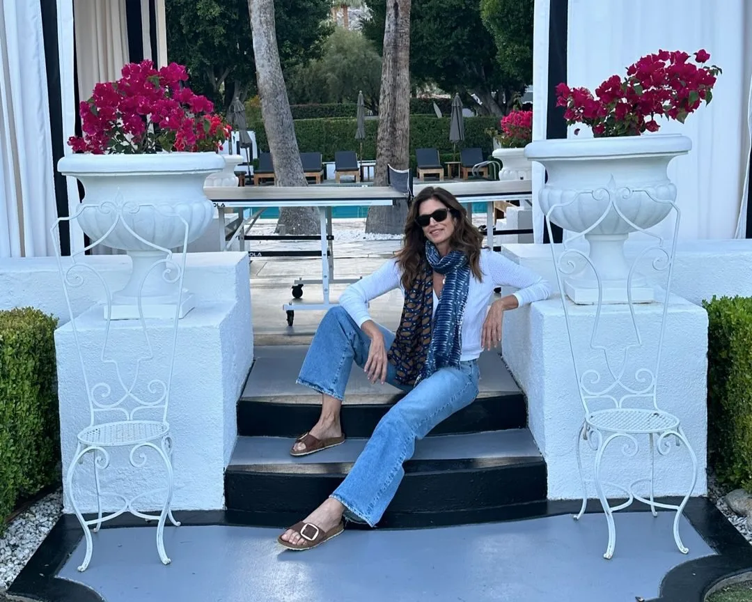 Φόρεσε τα σανδάλια της Cindy Crawford κάνοντας το πιο άνετο ντύσιμο αυτή τη σεζόν