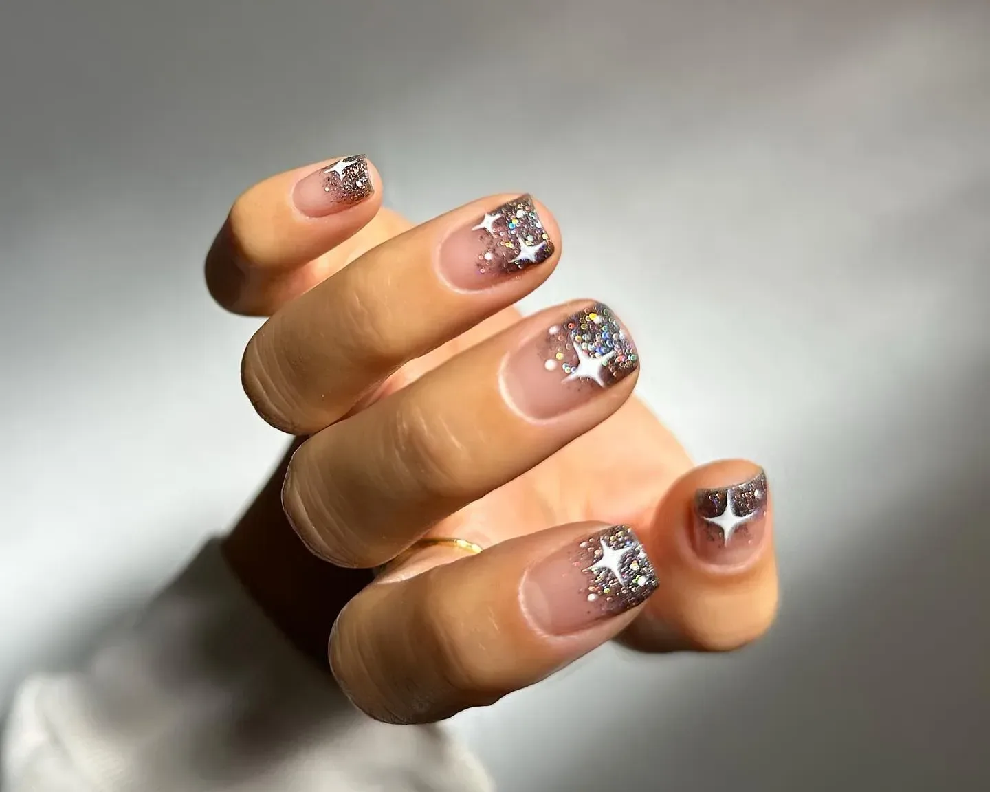 7 Glitter Ombré σχέδια που θα κάνουν τα νύχια σου να λαμποκοπούν πρωί βράδυ