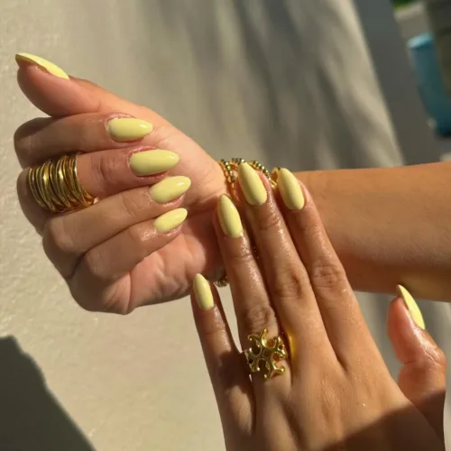 Το μανικιούρ «Butter Nails» της Selena Gomez αποτελεί το αγαπημένο χρώμα της άνοιξη