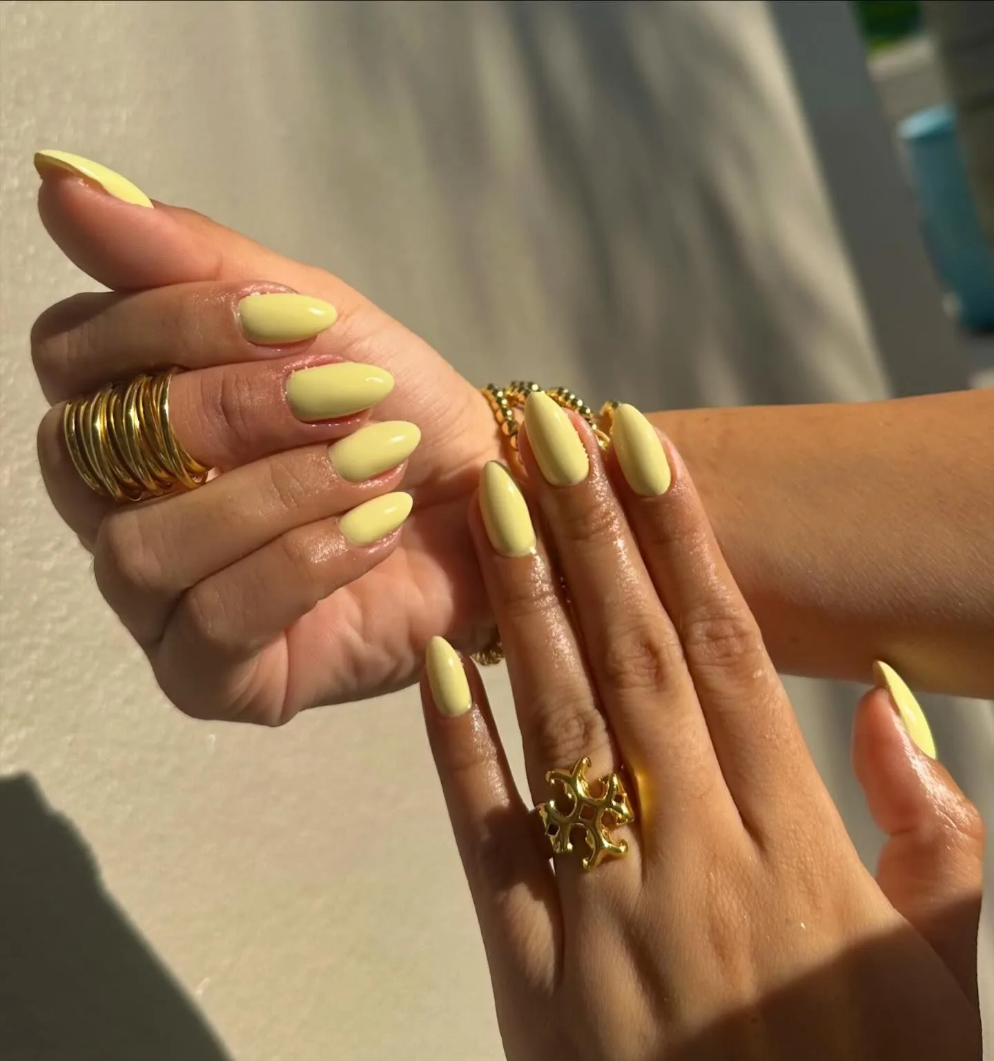 Το μανικιούρ «Butter Nails» της Selena Gomez αποτελεί το αγαπημένο χρώμα της άνοιξη