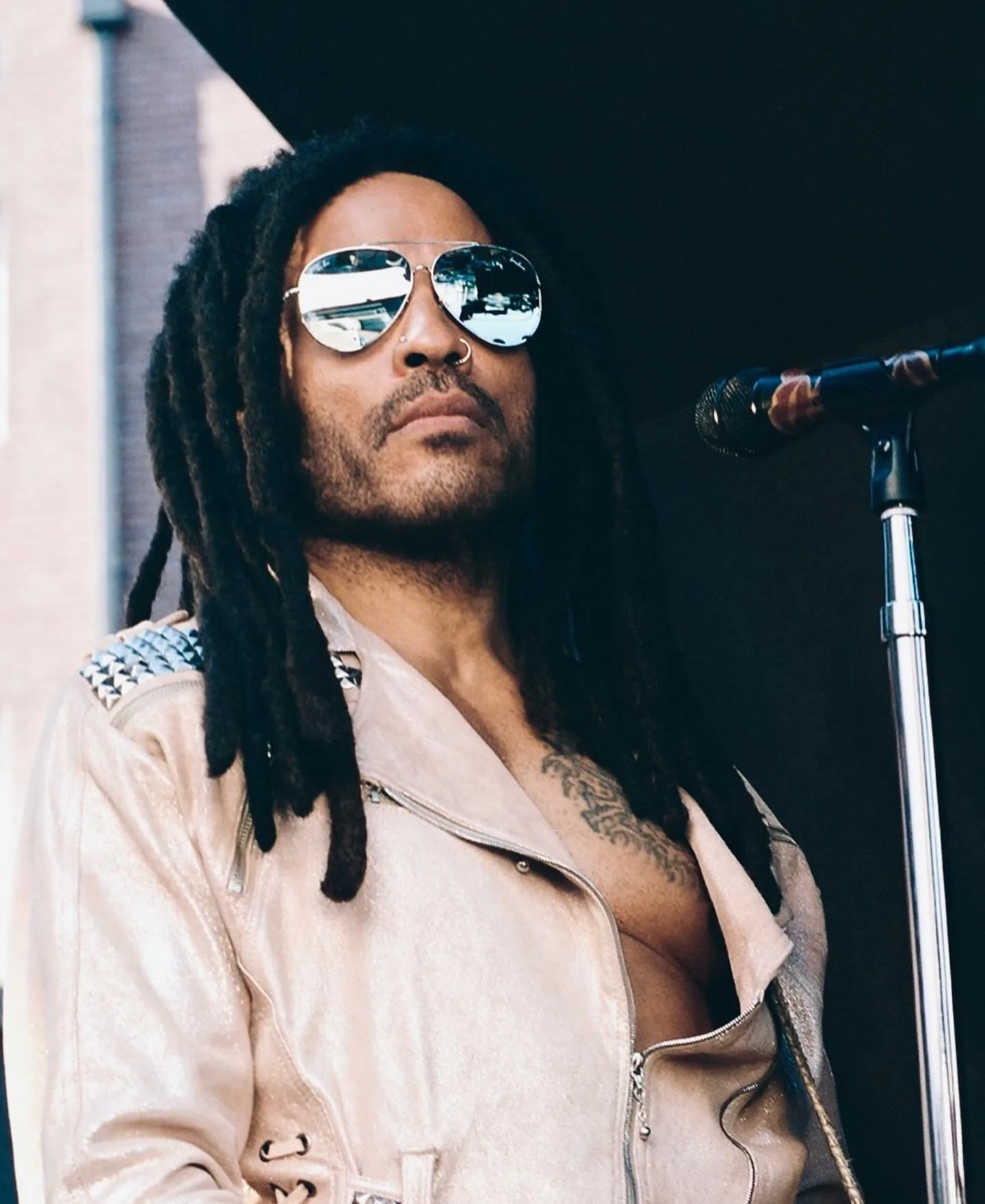 O Lenny Kravitz γυμνάζεται με στυλ σηκώνοντας βάρη με δερμάτινο παντελόνι και διαφανές φανελάκι