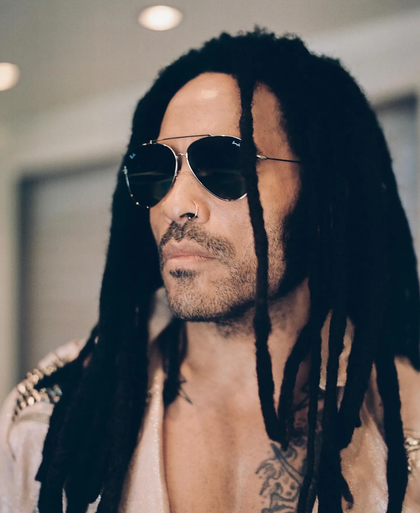 O Lenny Kravitz γυμνάζεται με στυλ σηκώνοντας βάρη με δερμάτινο παντελόνι και διαφανές φανελάκι