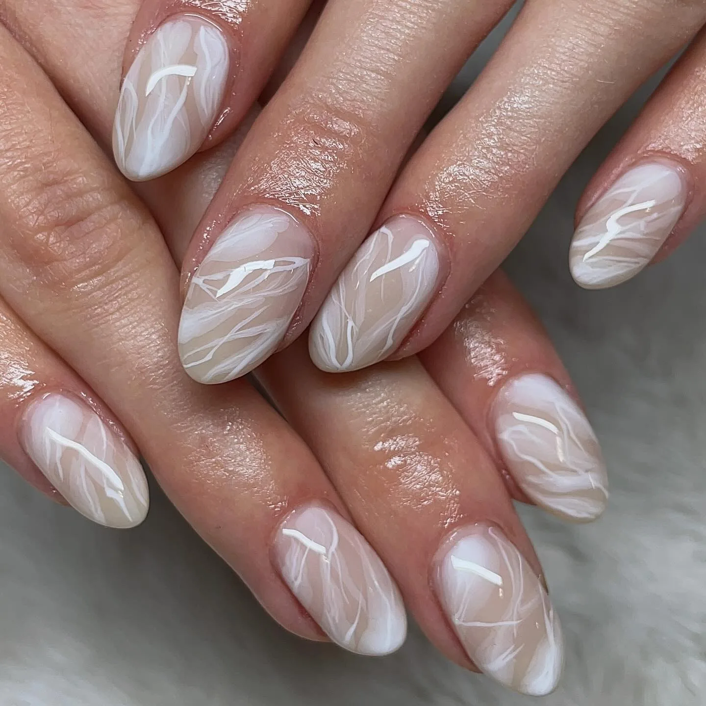 Marble nails: 6 φρέσκα και αιθέρια σχέδια νυχιών που θυμίζουν μάρμαρο