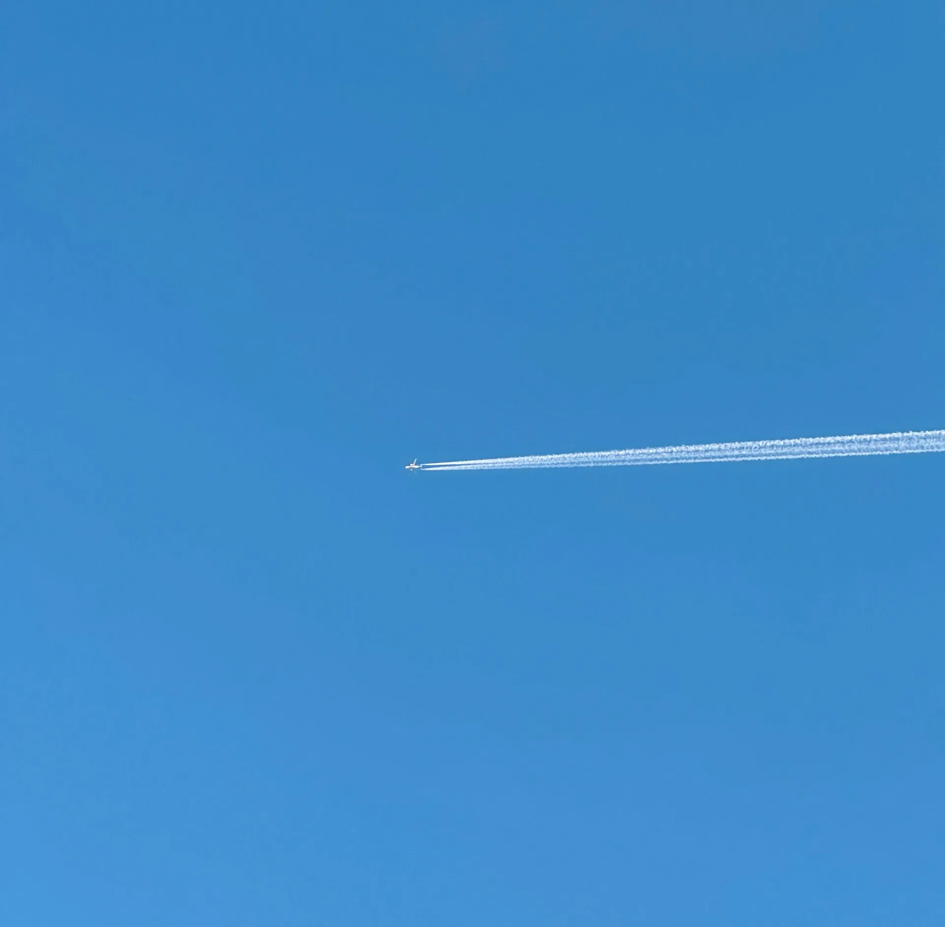 Τι είναι πραγματικά αυτές οι λευκές γραμμές πίσω από τα αεροπλάνα στον ουρανό