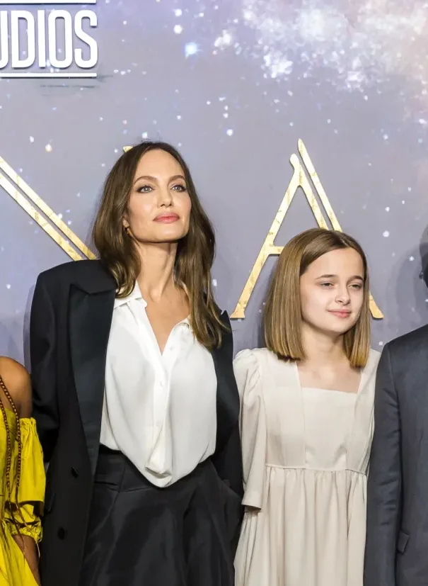 Η κόρη της Angelina Jolie και του Brad Pitt, Vivienne, άλλαξε το επίθετό της διαγράφοντας τον πατέρα της