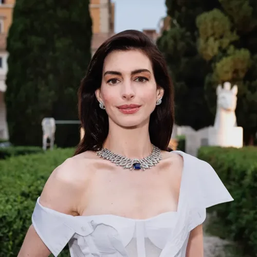 Η Anne Hathaway για τα 140 χρόνια του οίκου Bulgari εμφανίσθηκε με λευκό φόρεμα Gap
