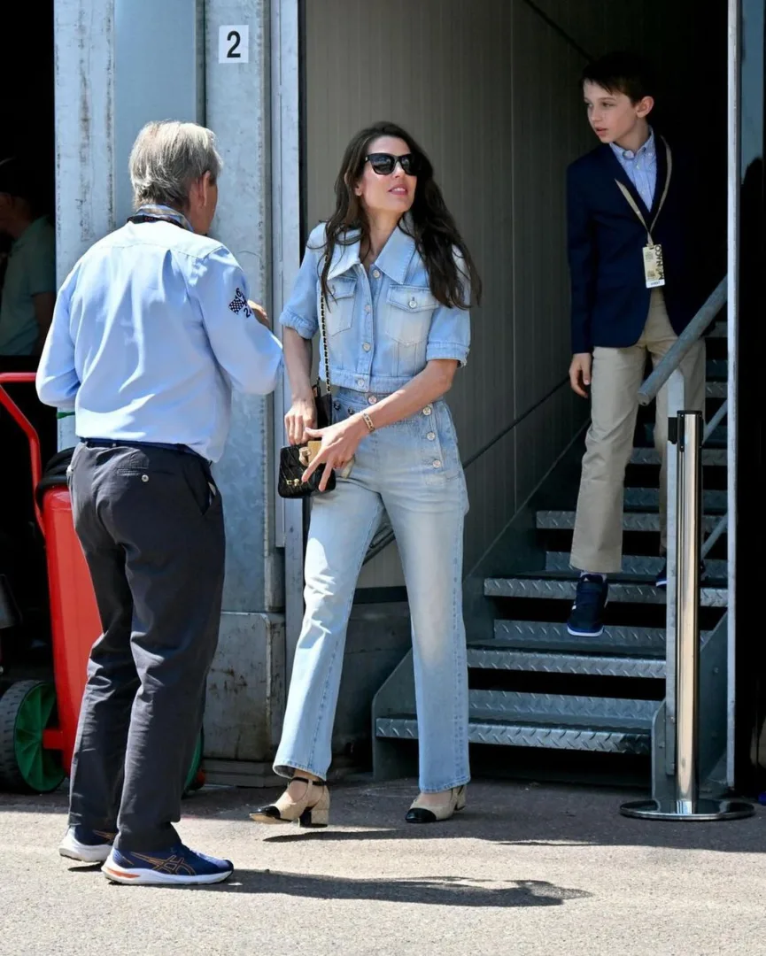 Total denim: Η Charlotte Casiraghi φορά το fashion trend της σεζόν στη Formula 1