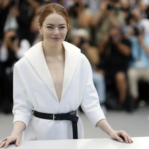 Η Emma Stone στο Φεστιβάλ Καννών φορά ένα blazer φόρεμα και μας δείχνει πώς να το κάνουμε πιο «rockish»