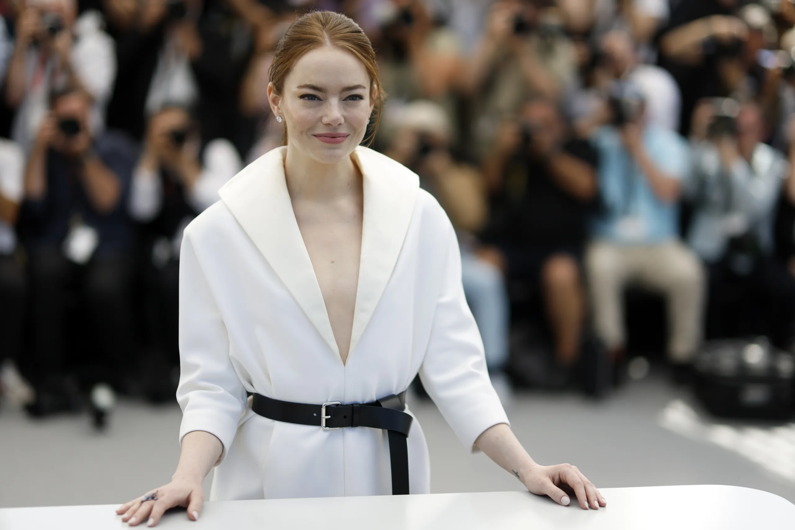 Η Emma Stone στο Φεστιβάλ Καννών φορά ένα blazer φόρεμα και μας δείχνει πώς να το κάνουμε πιο «rockish»