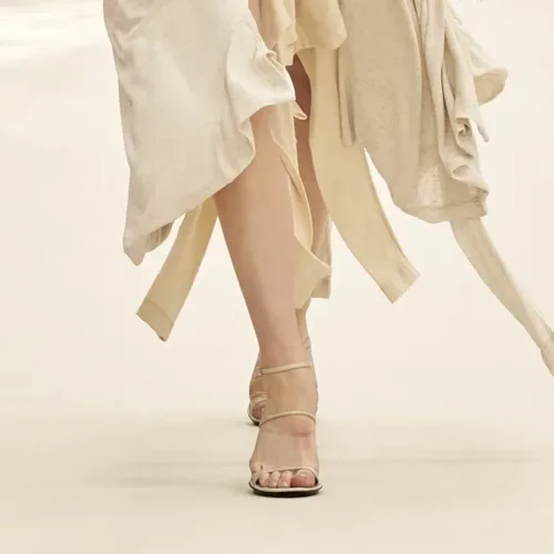 Πώς να συνδυάσεις την ασύμμετρη σε off white απόχρωση trendy φούστα της σεζόν