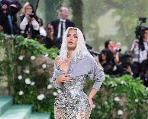 Η Kim Kardashian μετά το Met Gala συνεχίζει τις εμφανίσεις της με ρούχα Maison Margiela