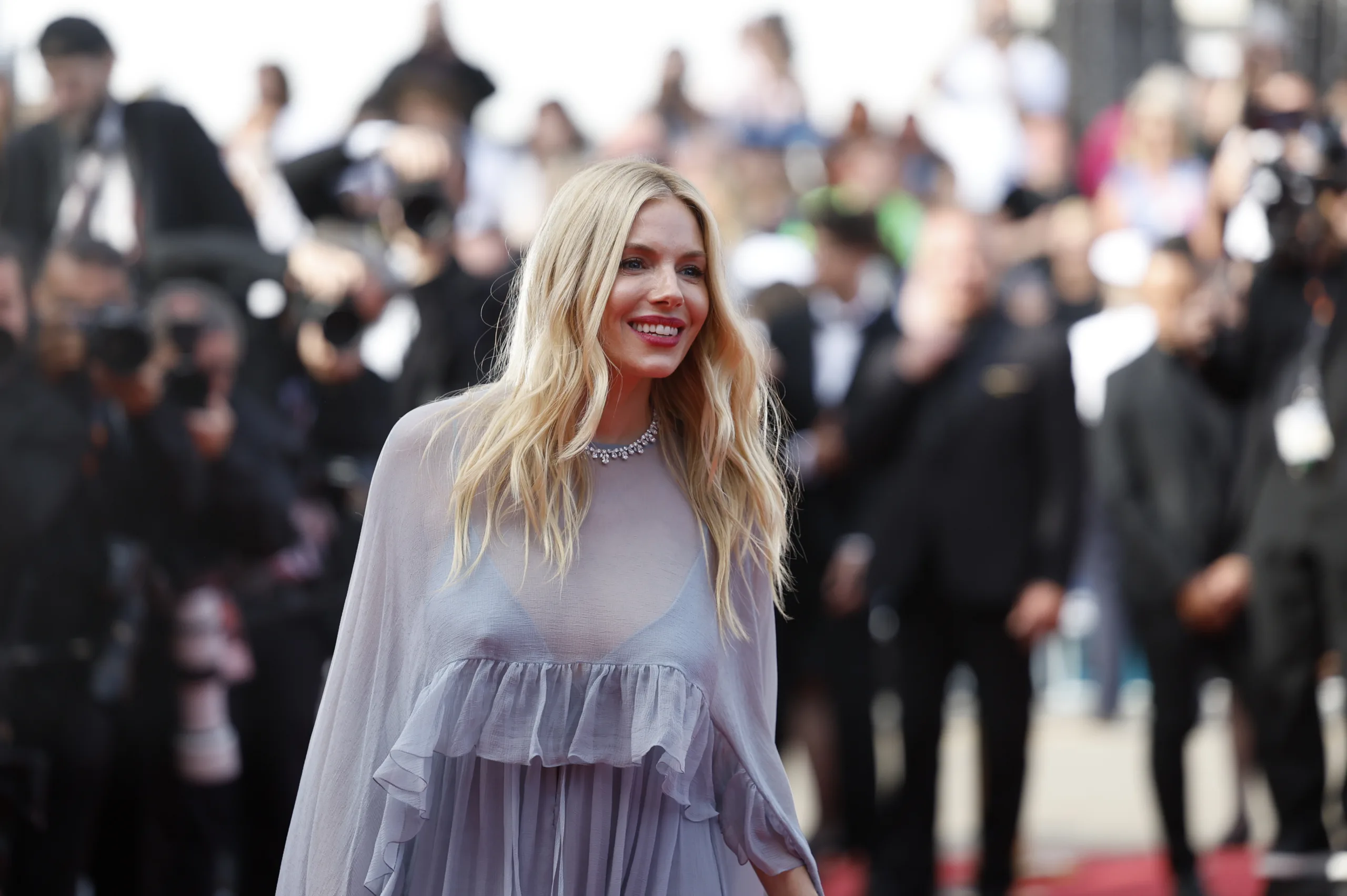 H Sienna Miller με boho-chic εμφάνιση βρέθηκε με την κόρη στο Φεστιβάλ Καννών 2024