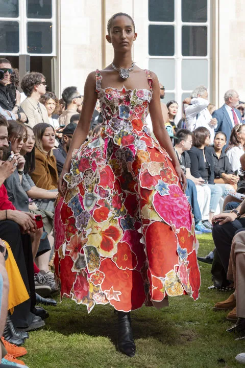 Το trend της σεζόν επιβάλλει 3D λουλούδια σε ρούχα και αξεσουάρ