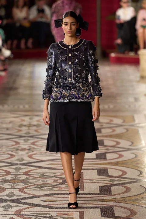 Chanel Haute Couture FW '24: Κάπες και φιόγκοι ήταν τα κυρίαρχα στοιχεία που μας ταξίδεψαν στο παρελθόν