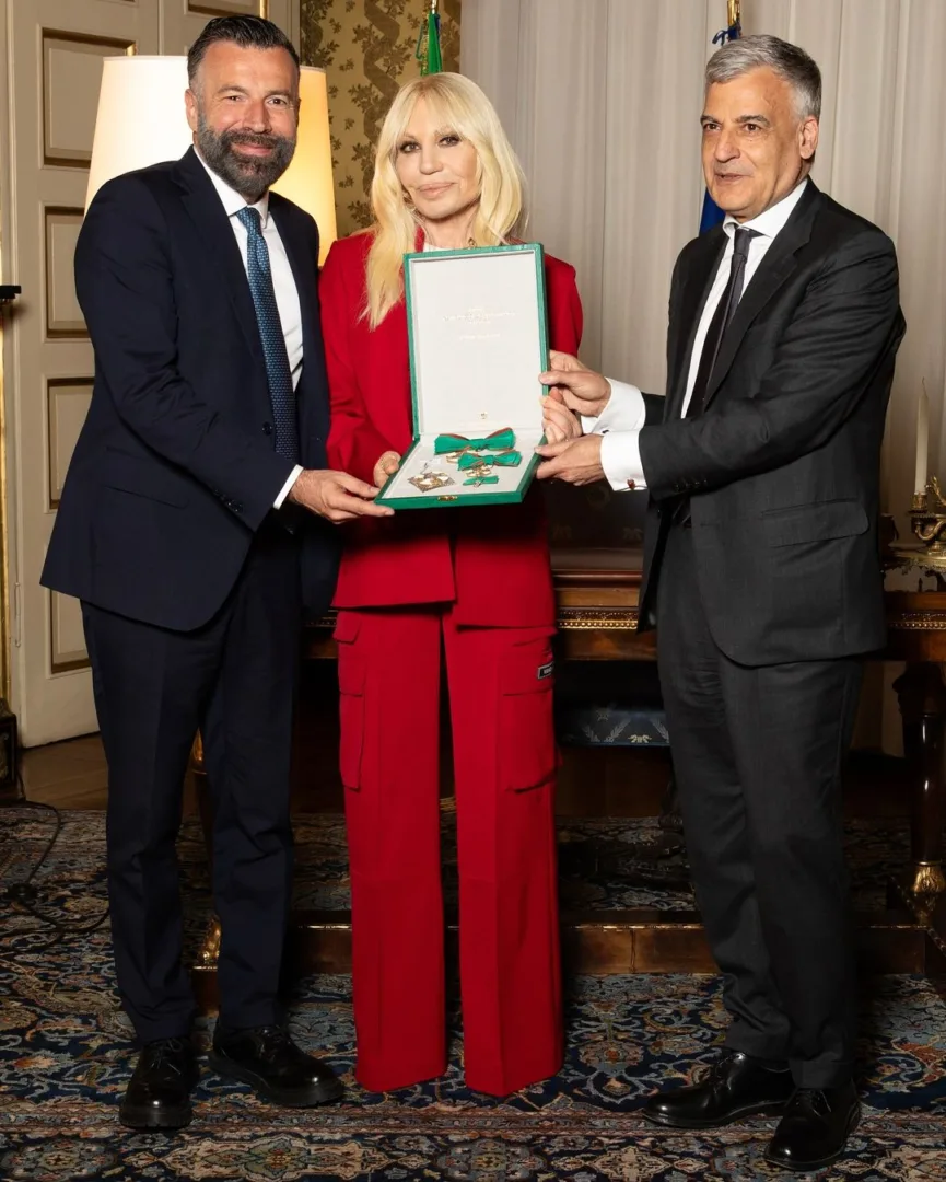 Η Donatella Versace τιμήθηκε από τον πρόεδρο της Ιταλίας