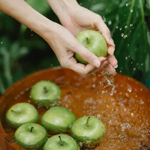 Πώς να πλύνεις σωστά τα φρούτα και τα λαχανικά για να μειώσεις τους κινδύνους βακτηριακής μόλυνσης