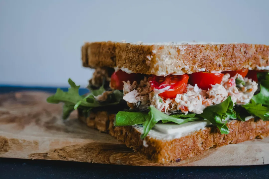 8 τρόποι για να αναβαθμίσεις το βαρετό sandwich με τόνο