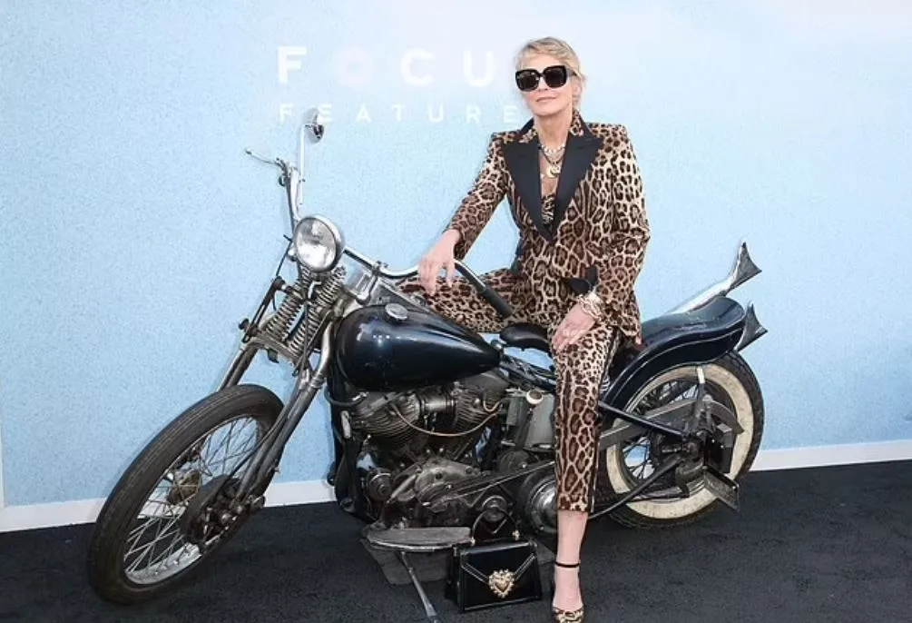 Η Sharon Stone με την απόλυτη τάση της σεζόν σε πρεμιέρα στο Los Angeles