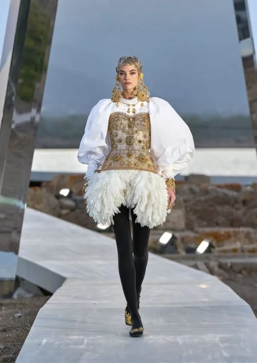 Dolce & Gabbana Alta Moda '24: Μια ωδή στις χειροποίητες υφάνσεις της Σαρδηνίας