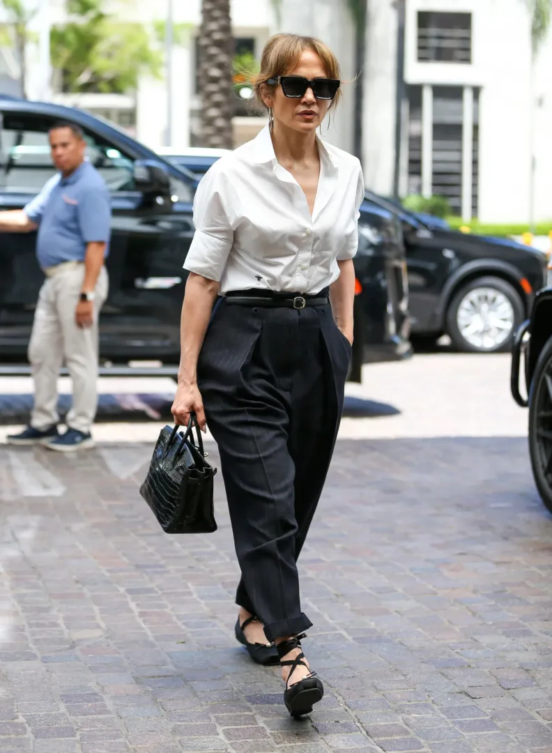 Η Jennifer Lopez εμφανίσθηκε με ένα απρόσμενο chic office look
