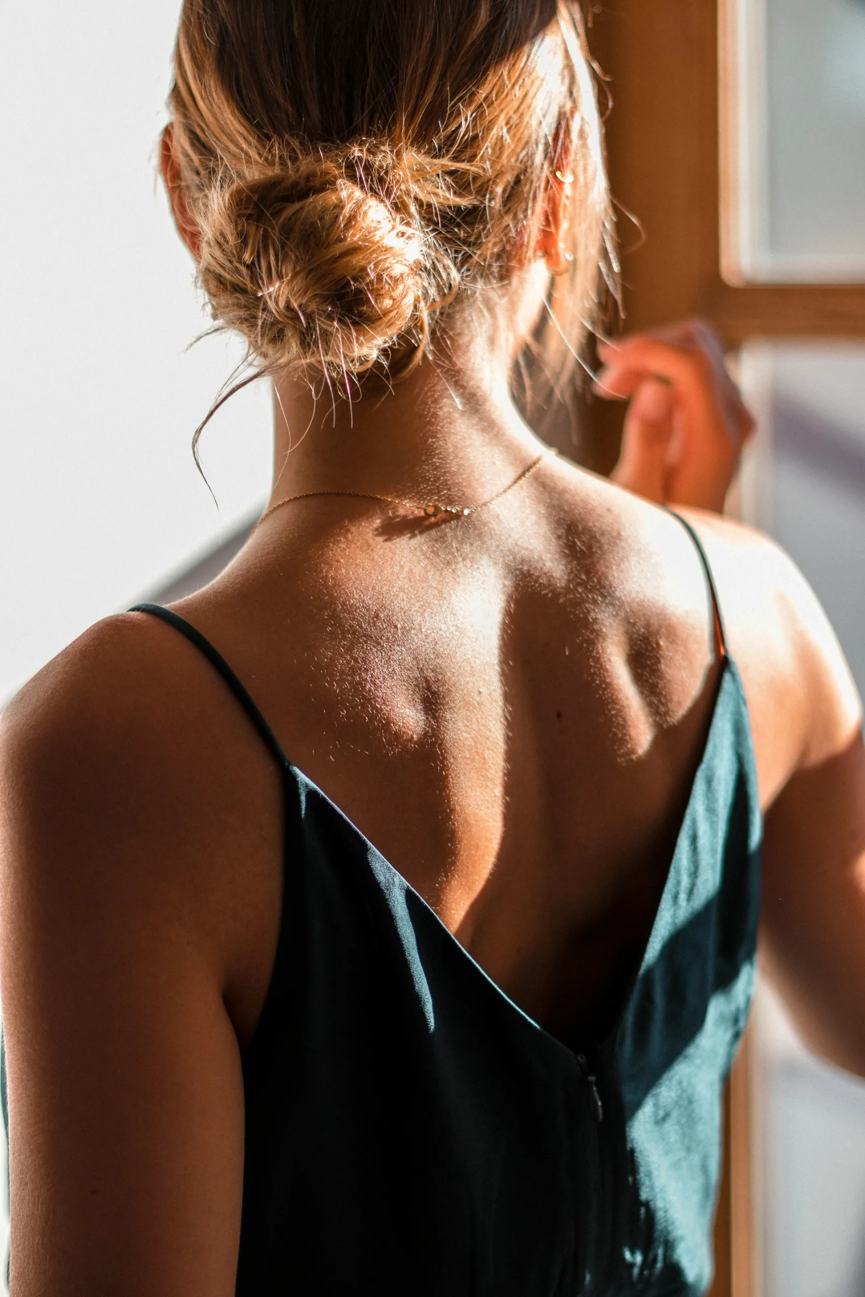 Messy bun: O απλός κότσος που λατρεύει η Σιένα Μίλερ είναι το χτένισμα του καλοκαιριού