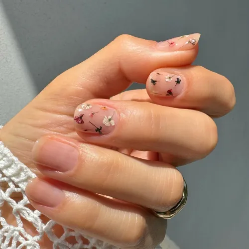 Al Fresco Nail trend ή αλλιώς «Τα παιχνιδιάρικα νύχια που αγαπούν τη φύση»
