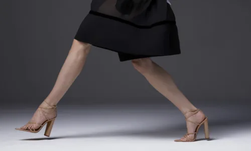 Nude πέδιλα: Τα «μπαλαντέρ» sexy παπούτσια που θα τονίσουν το μαύρισμα σου