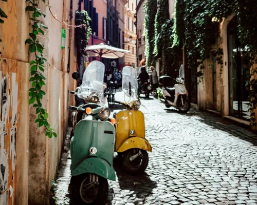 Το «απαγορευμένο» χρώμα παπουτσιών που δεν πρέπει να φοράς όταν ταξιδεύεις στη Ρώμη