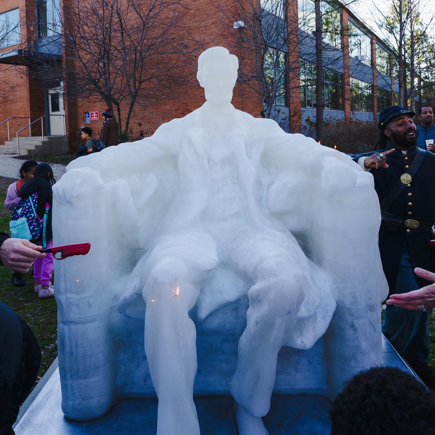 Το κέρινο άγαλμα του Αβραάμ Λίνκολν λιώνει από την υπερβολική ζέστη στην Ουάσιγκτον, DC