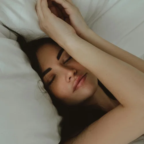 15 απλά μυστικά για να κοιμάσαι καλά όση ζέστη κι αν κάνει