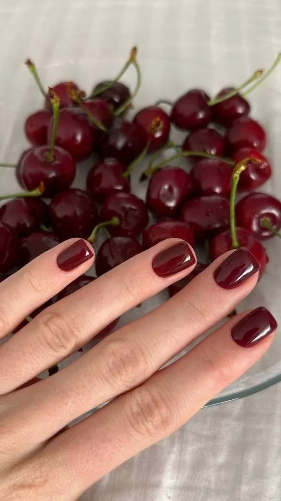 Τα Black Cherry Nails είναι το μόνο μανικιούρ που θα θες να έχεις όλο το φθινόπωρο