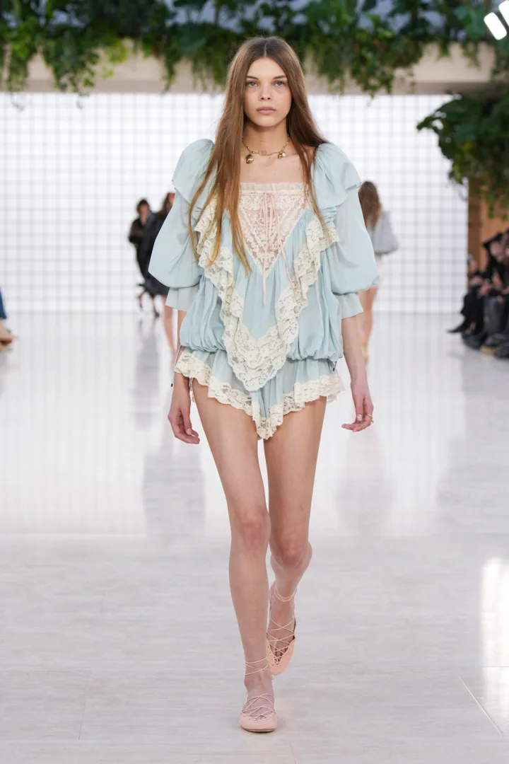 Chloé SS '25: Baby dolls και balloon φιγούρες σε pastel αποχρώσεις μάς γυρνούν πίσω στην αθωότητα των '70s