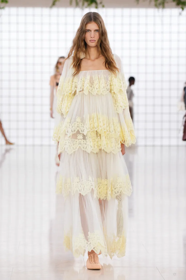 Chloé SS '25: Baby dolls και balloon φιγούρες σε pastel αποχρώσεις μάς γυρνούν πίσω στην αθωότητα των '70s