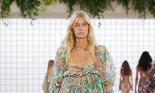 Chloé SS ’25: Baby dolls και balloon φιγούρες σε pastel αποχρώσεις μάς γυρνούν πίσω στην αθωότητα των ’70s