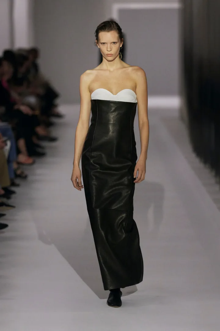 Brandon Maxwell, Simkhai, Prabal Gurung και Khaite μάς δείχνουν πως τα ασπρόμαυρα θα φορεθούν πολύ την άνοιξη του '25