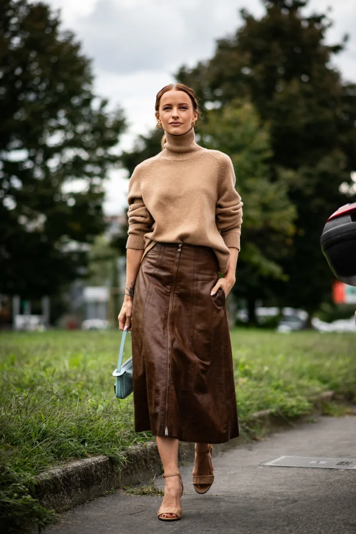 Οι πρώτες εμφανίσεις street style στην Εβδομάδα Μόδας του Μιλάνο SS '25 «αγκαλιάζουν» τους trendy γήινους τόνους