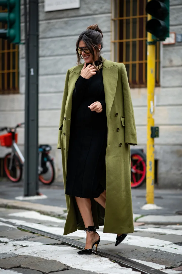 Οι πρώτες εμφανίσεις street style στην Εβδομάδα Μόδας του Μιλάνο SS '25 «αγκαλιάζουν» τους trendy γήινους τόνους