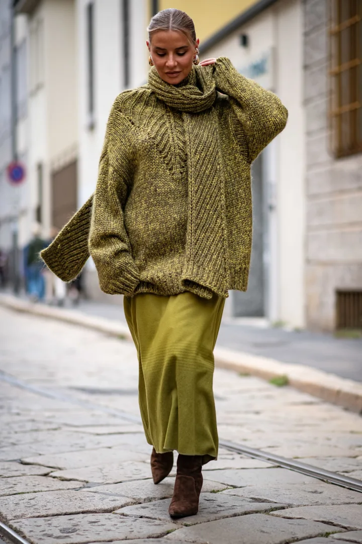 Οι πρώτες εμφανίσεις street style στην Εβδομάδα Μόδας του Μιλάνο SS '25 «αγκαλιάζουν» τους trendy γήινους τόνους