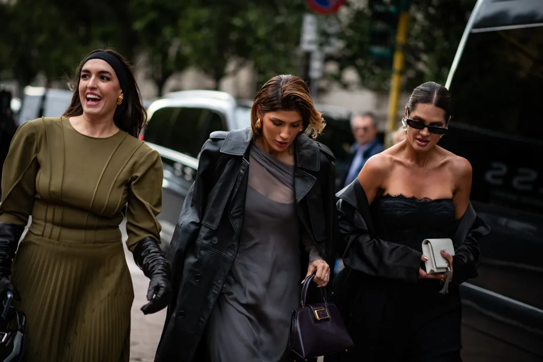 Οι πρώτες εμφανίσεις street style στην Εβδομάδα Μόδας του Μιλάνο SS '25 «αγκαλιάζουν» τους trendy γήινους τόνους