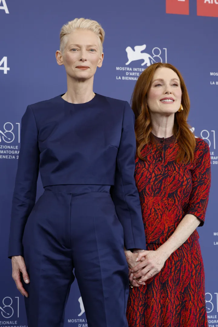 Η Tilda Swinton και η Julianne Moore με λαμπερές εμφανίσεις στο Φεστιβάλ Βενετίας