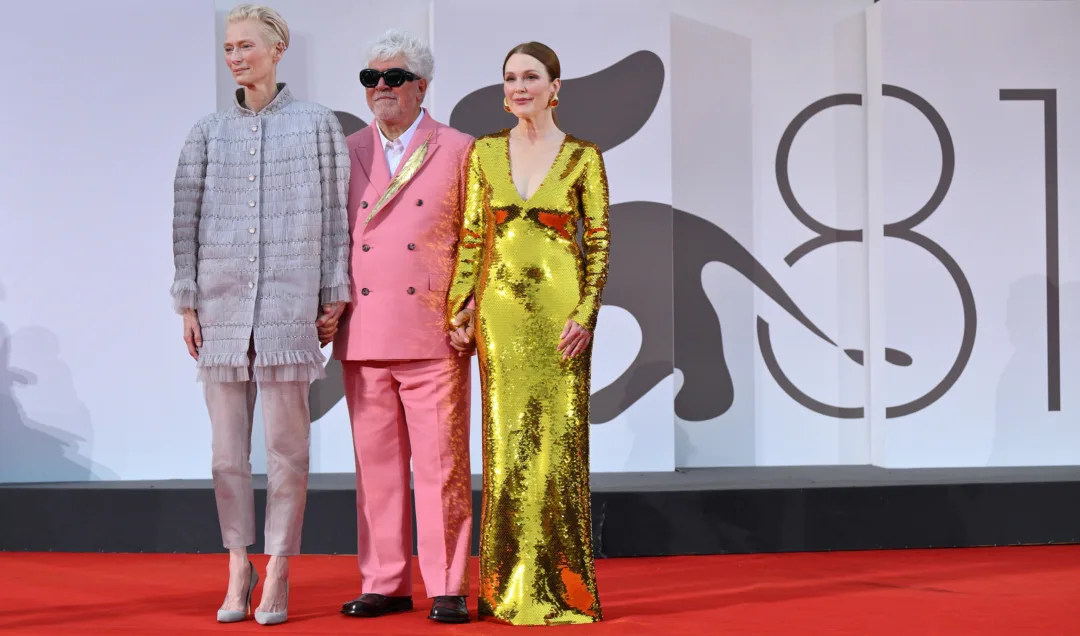 Η Tilda Swinton και η Julianne Moore με λαμπερές εμφανίσεις στο Φεστιβάλ Βενετίας