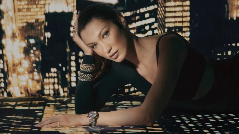 Η ambassador Bella Hadid της Chopard γίνεται το πρόσωπο της ανανεωμένης συλλογής κοσμημάτων «Ice Cube»