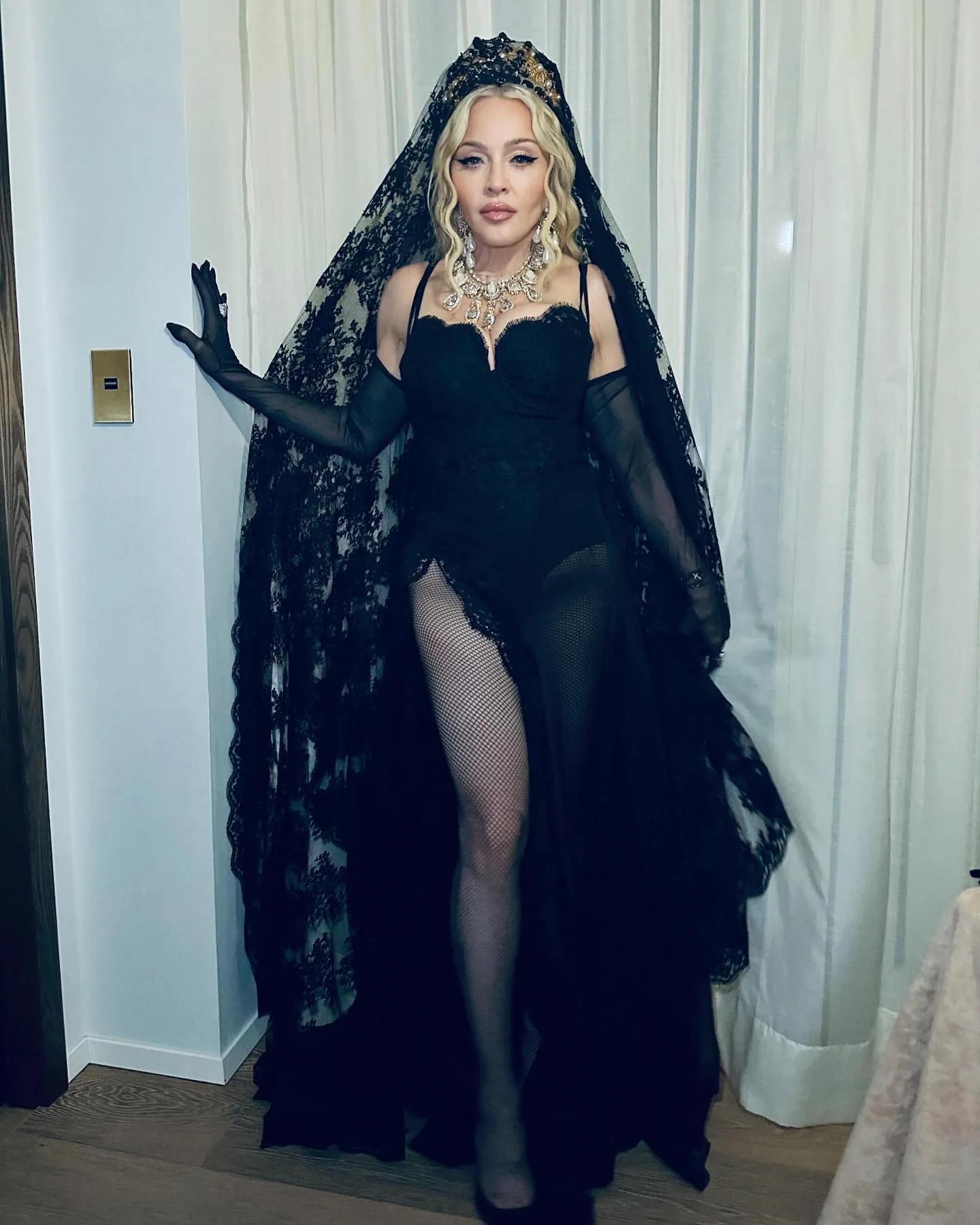 Η Madonna στο show των Dolce & Gabbana με μαύρο δαντελωτό πέπλο ήταν το inspro της νέας συλλογής SS25