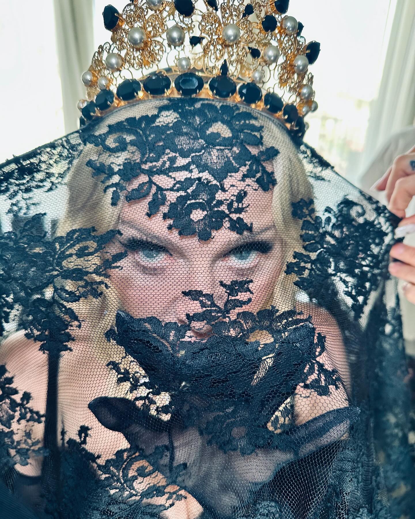 Η Madonna στο show των Dolce & Gabbana με μαύρο δαντελωτό πέπλο ήταν το inspro της νέας συλλογής SS25