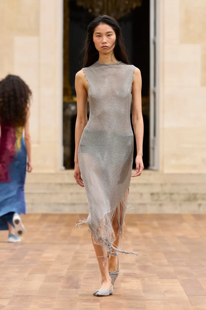 Gabriela Hearst SS '25: Ένα show εστιασμένο στη βιωσιμότητα, στη φύση και στην ενδυνάμωση των γυναικών