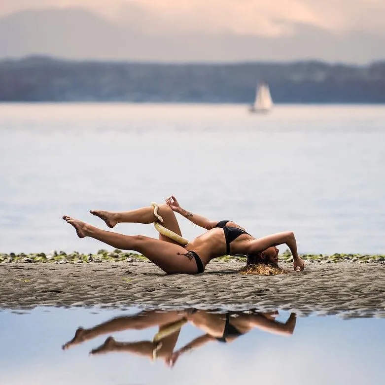 Yoga με ζωντανά φίδια: Μια νέα τάση χαλάρωσης ή απλά τολμηρό show; Το fitness trend που διχάζει