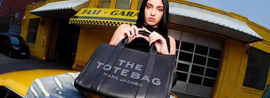 Ο Marc Jacobs «επιστρατεύει» τις Adriana Lima και Lourdes Leon για την νέα του καμπάνια με τσάντες